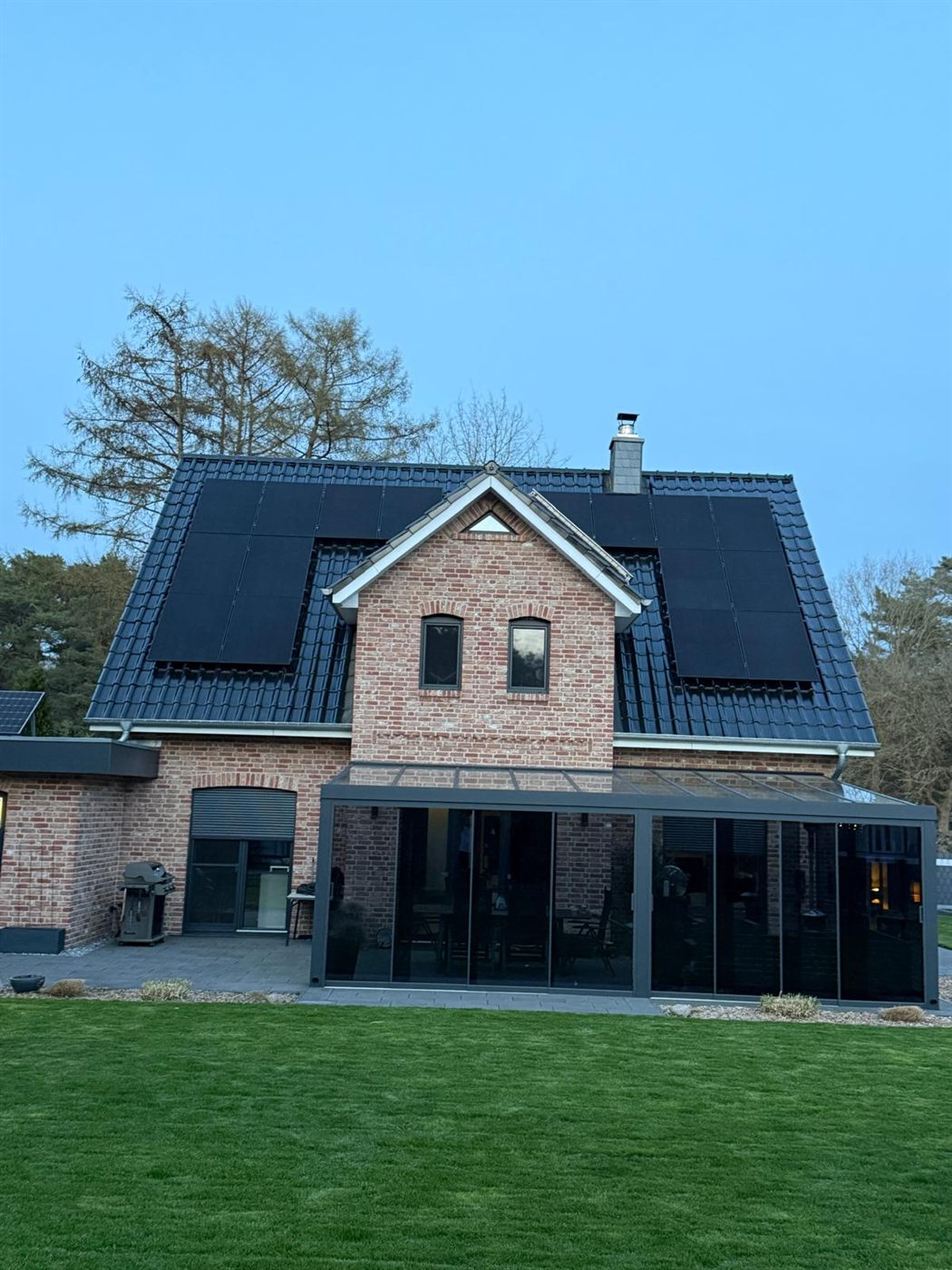 Fertige Photovoltaikanlage auf einem Wohnhaus