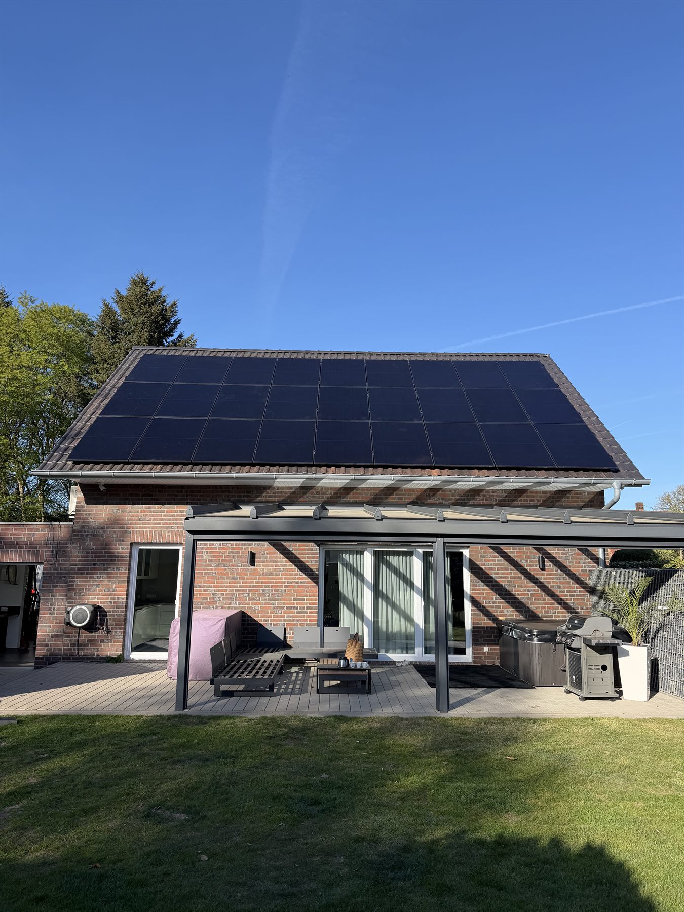 Fertige Photovoltaikanlage auf einem Einfamilienhaus