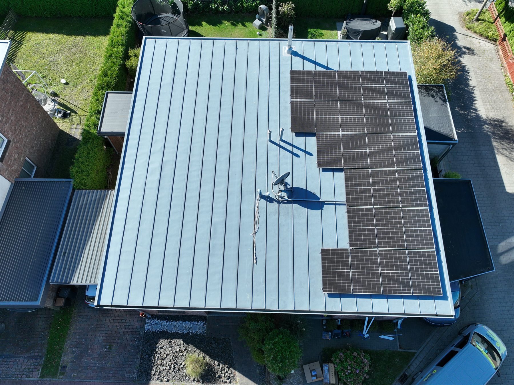Drohnenaufnahme einer Photovoltaikanlage auf einem Dach